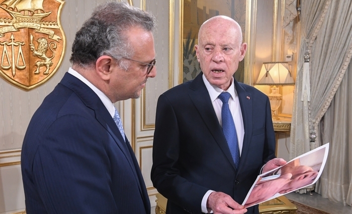 Recevant le conseiller spécial du président Trump, le président Saïed montre des images d’enfants palestiniens affamés : une extrême brutalité de la guerre d’extermination menée par l’entité sioniste Recevant le conseiller spécial du président Trump, le président Saïed montre des images d’enfants palestiniens affamés : une extrême brutalité de la guerre d’extermination menée par l’entité sioniste