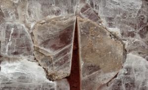 Sculpture sur un minéral ancestral, le lapis specularis